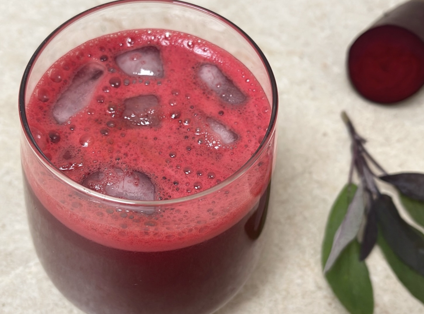 Rødbedejuice med salvia