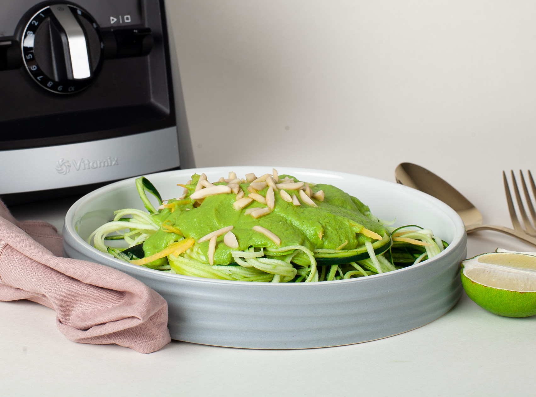 Spizy avocado pastasauce