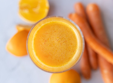 Gulerodsjuice med gurkemeje og persillerod 