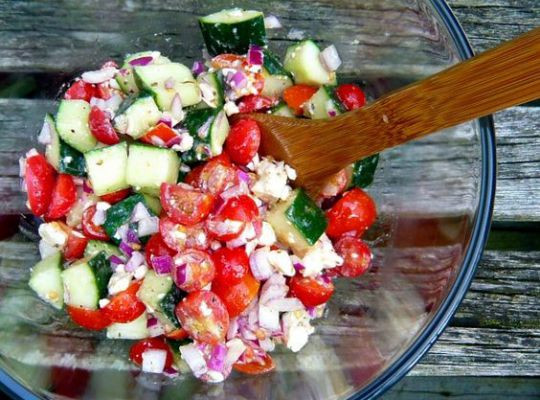 Frisk tomatsalat med basilikum