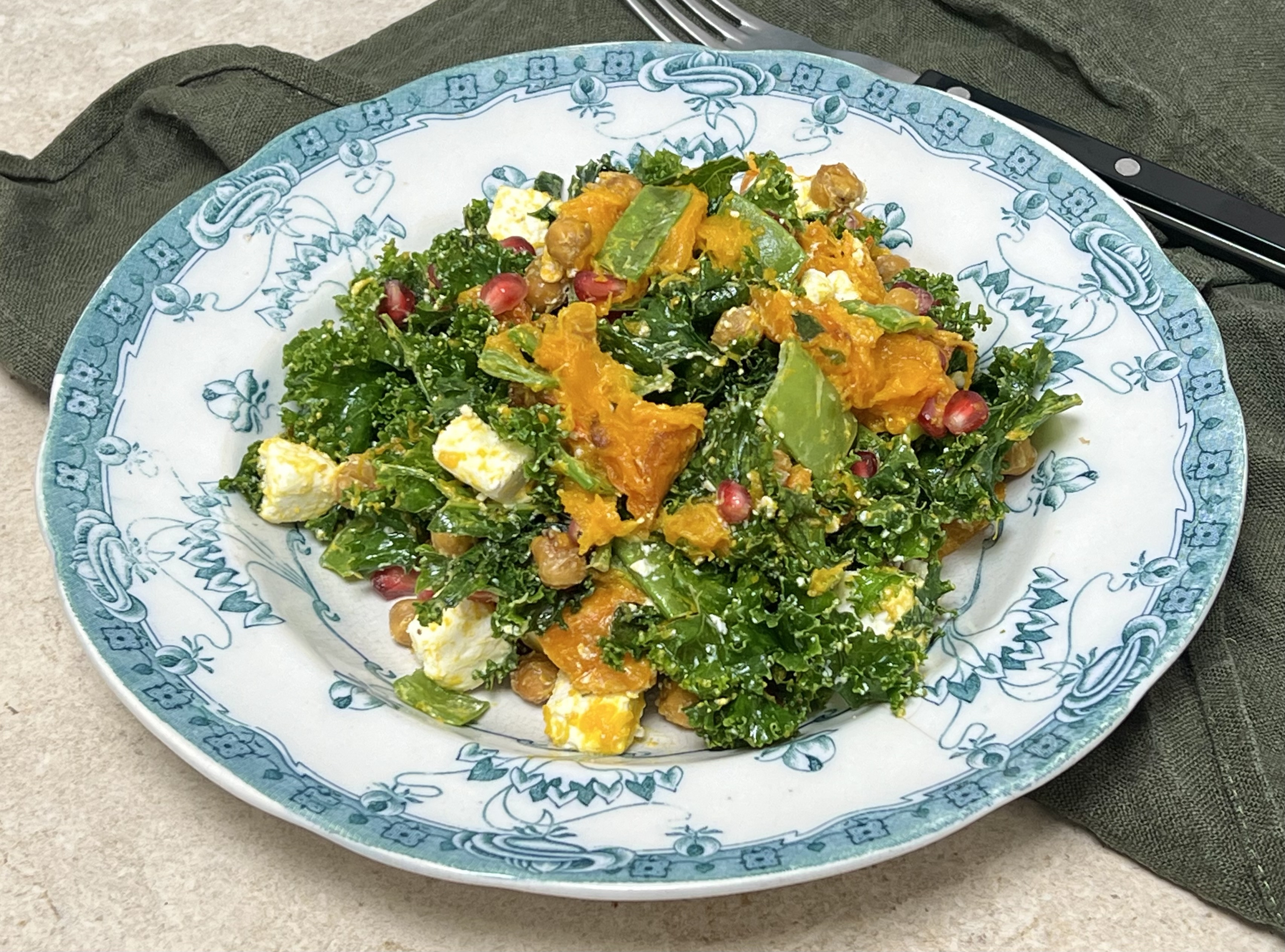 Grønkålssalat med hokkaido, feta og granatæble