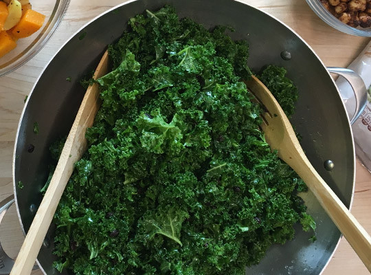 Grønkålssalat med valnødder og kapers