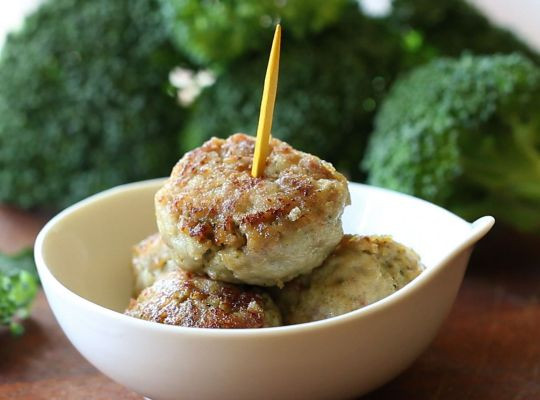 Grøntsagsfrikadeller med salat