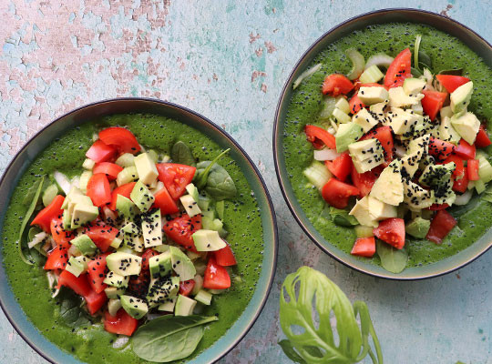 Raw grønkålssuppe med topping