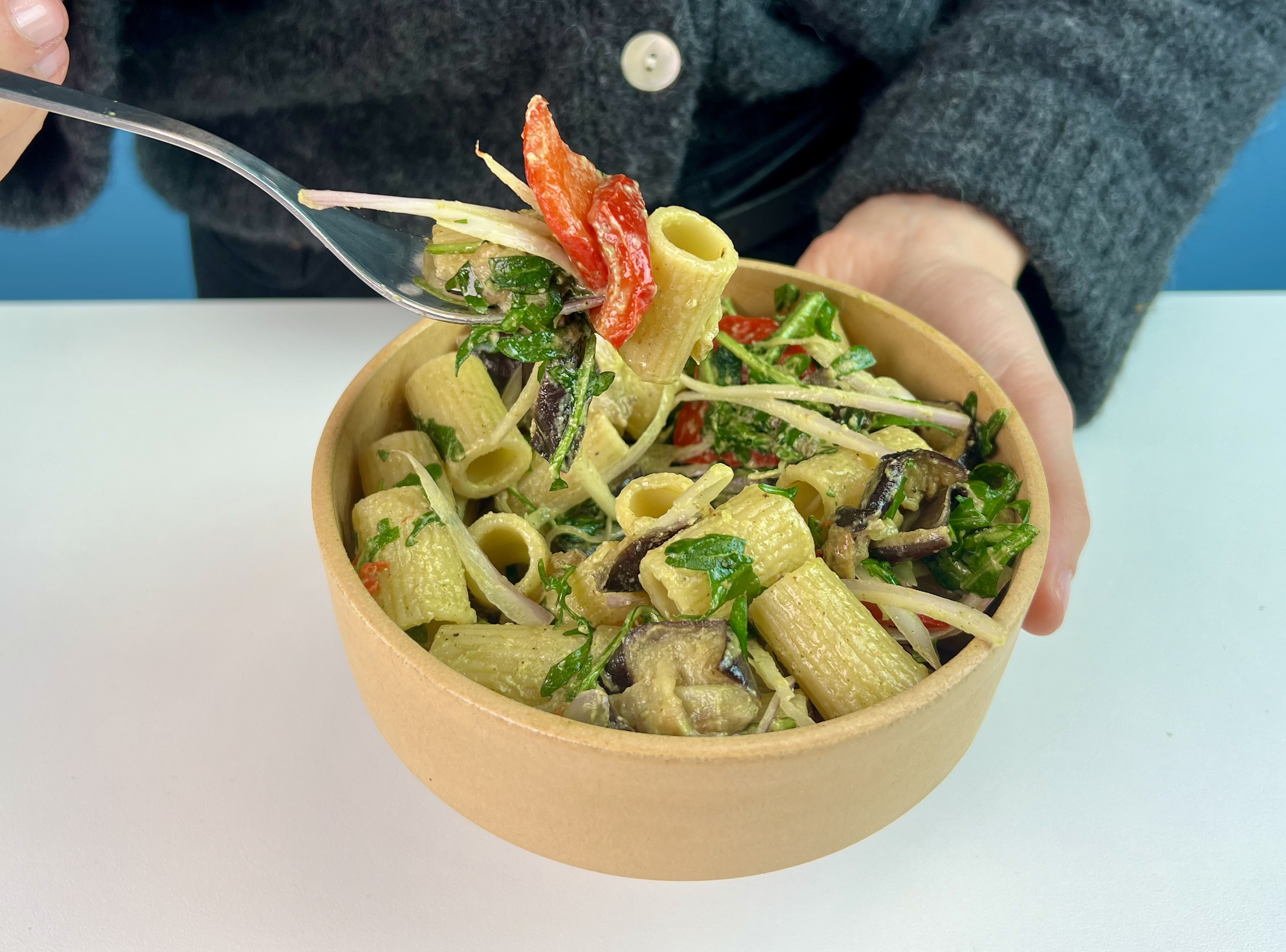 Pastasalat med aubergine og peberfrugt 