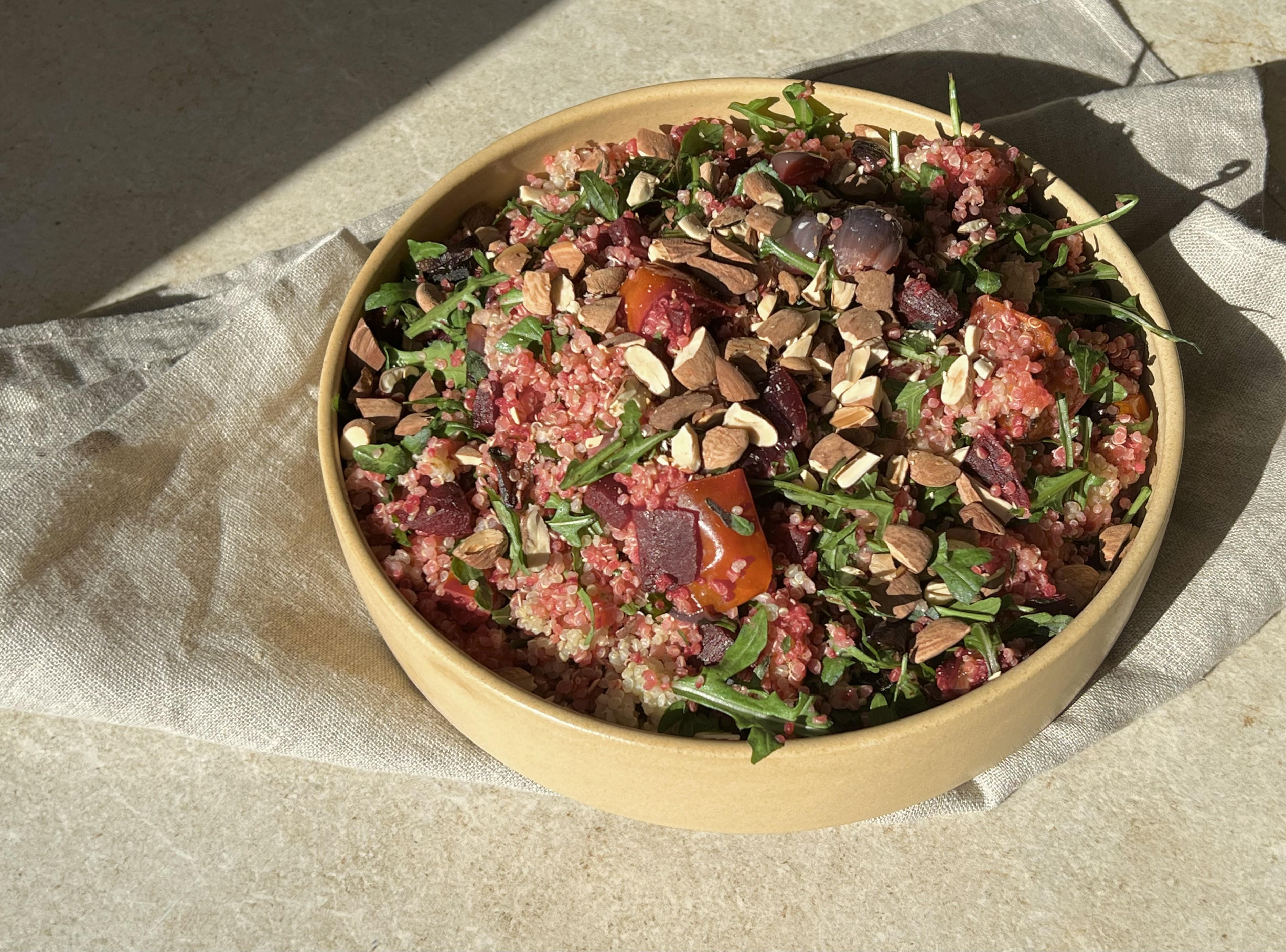 quinoasalat | rødbede, rødløg og rucola