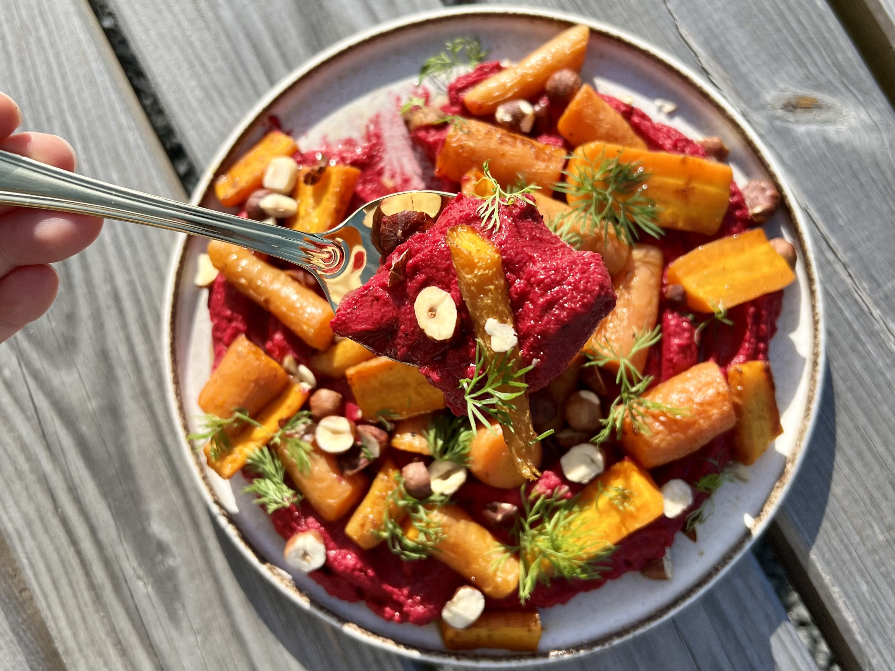 Rødbedehummus med bagte gulerødder