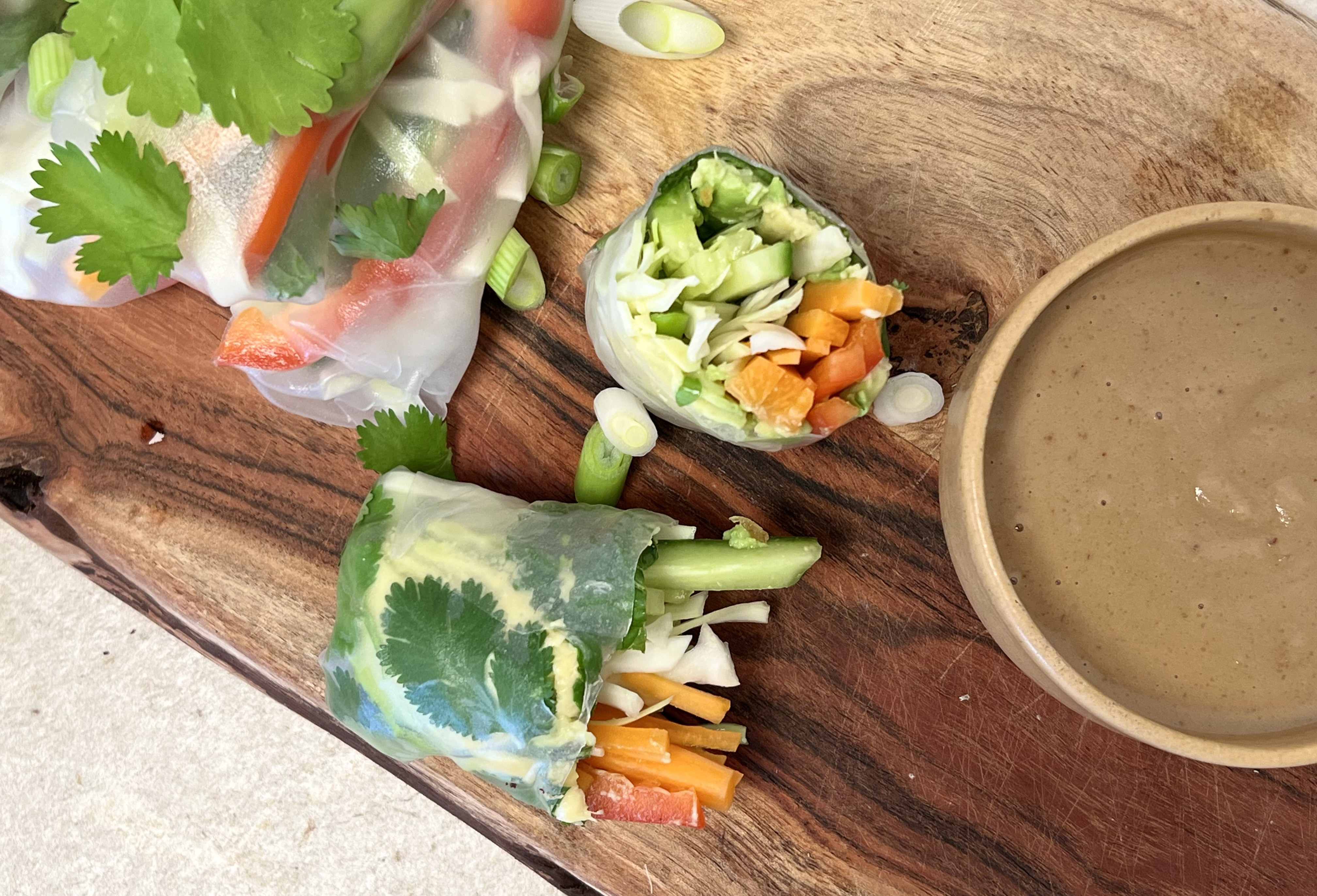 Rispapirsruller med peanutdressing