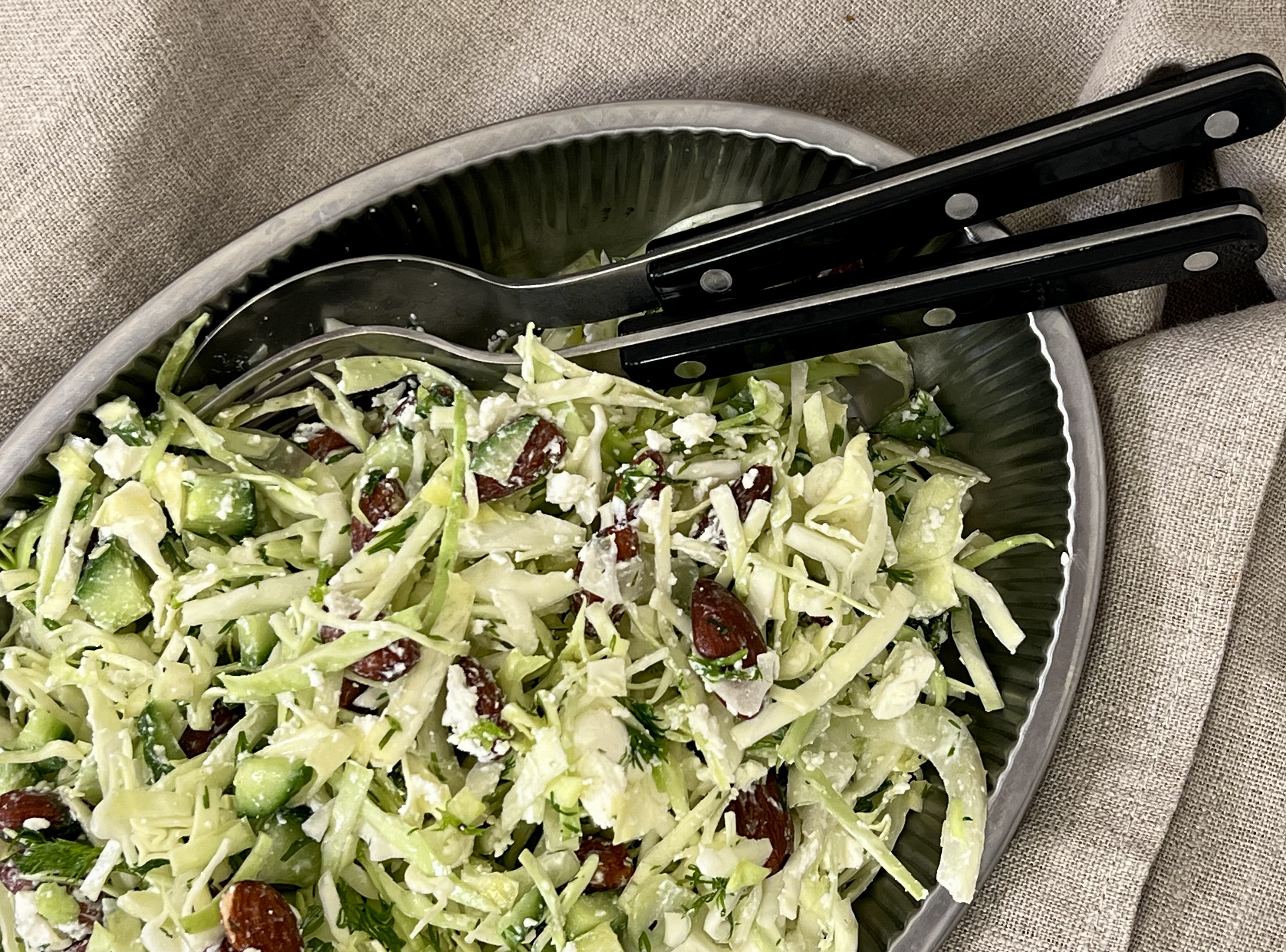 spidskålssalat med fennikel, dild og feta