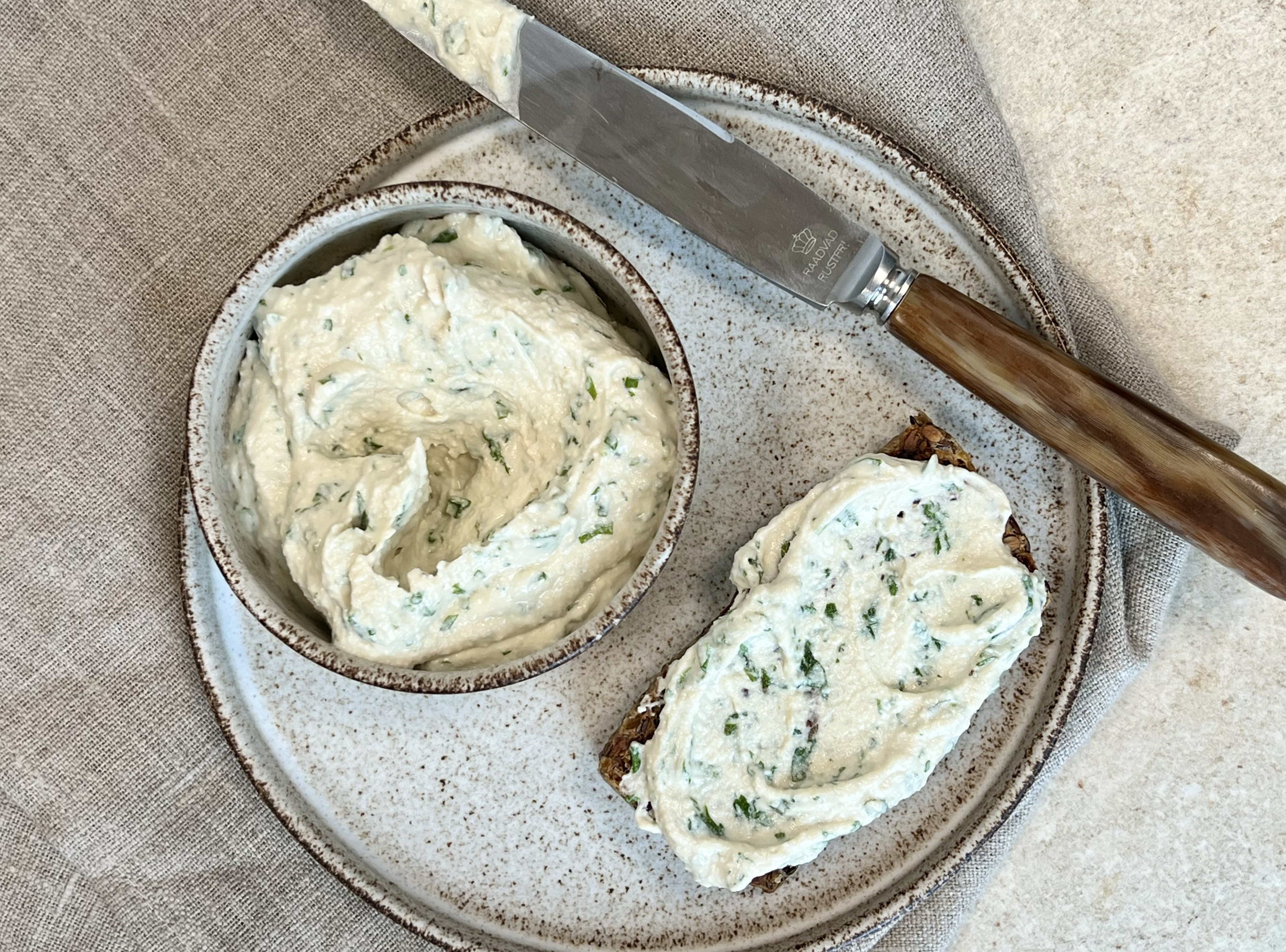 Vegansk urtesmør med cashewnødder